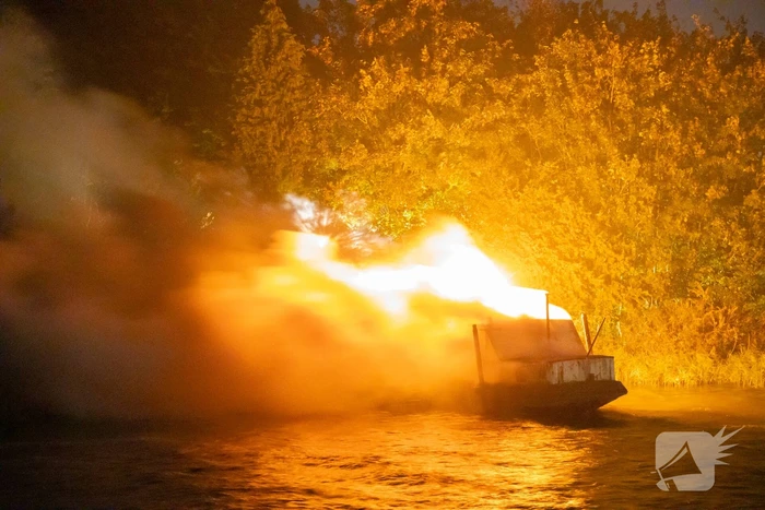 Woonboot zwaar beschadigd door brand