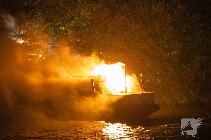 Woonboot zwaar beschadigd door brand