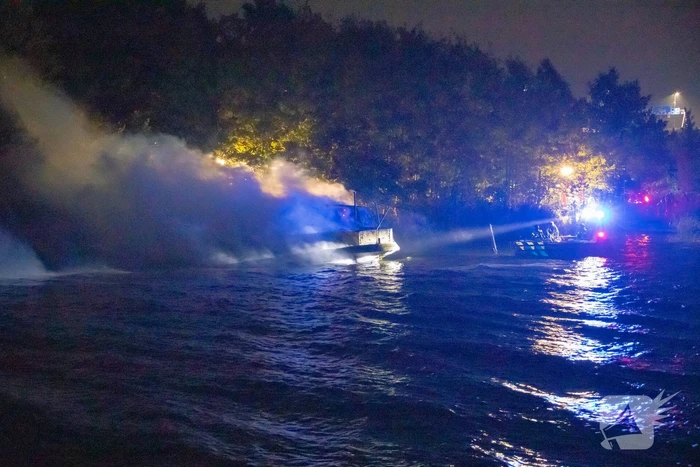 Woonboot zwaar beschadigd door brand