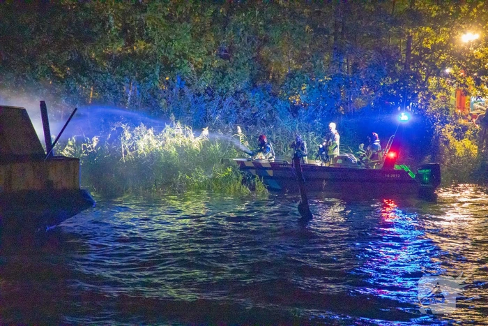 Woonboot zwaar beschadigd door brand