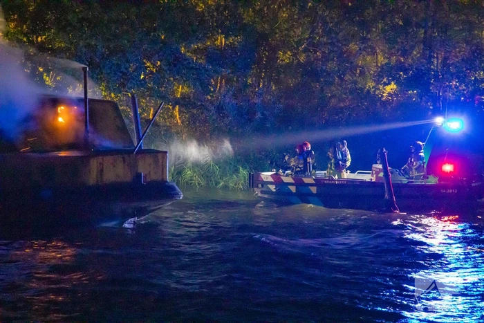 Woonboot zwaar beschadigd door brand