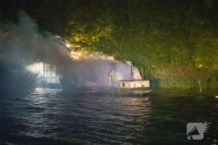 Woonboot zwaar beschadigd door brand