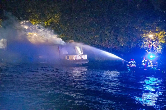 Woonboot zwaar beschadigd door brand