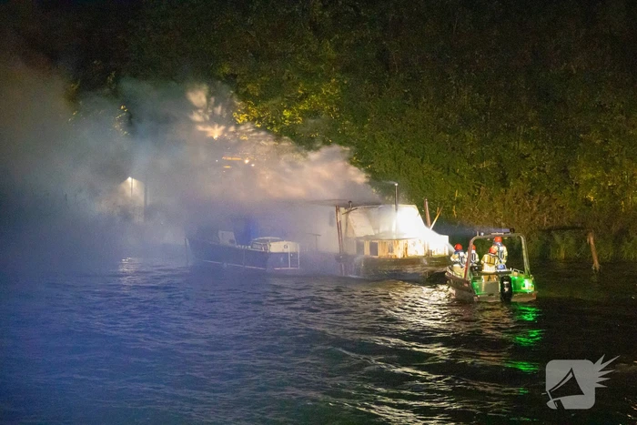 Woonboot zwaar beschadigd door brand