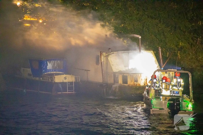 Woonboot zwaar beschadigd door brand