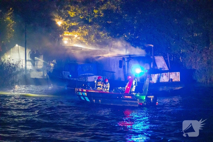 Woonboot zwaar beschadigd door brand