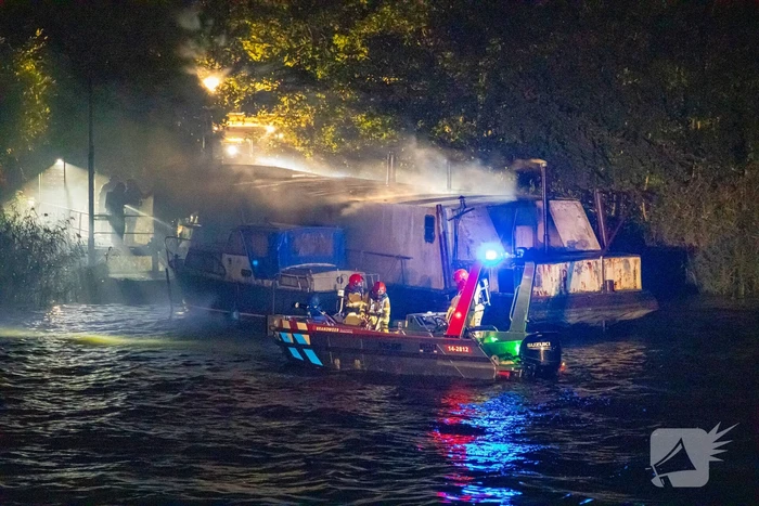 Woonboot zwaar beschadigd door brand