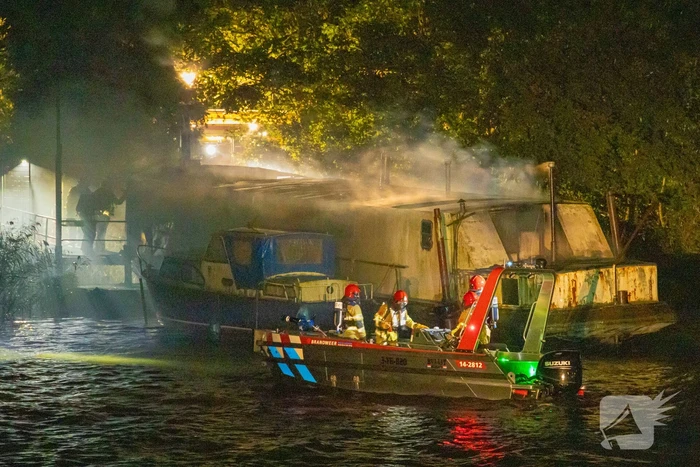 Woonboot zwaar beschadigd door brand