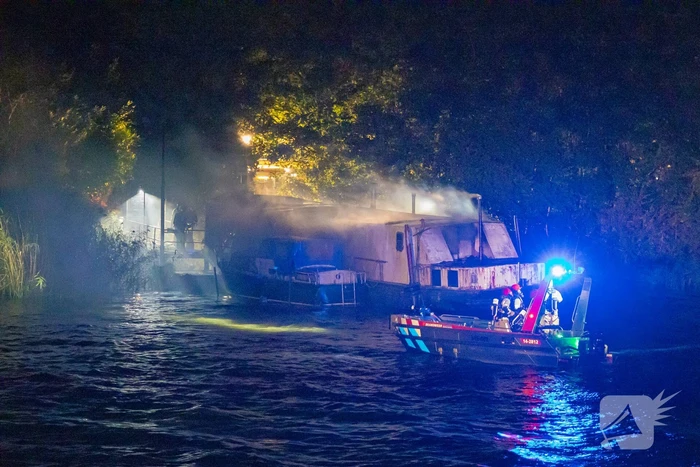 Woonboot zwaar beschadigd door brand