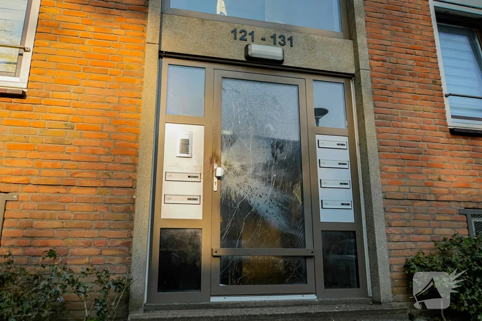 Explosie met vuurwerk zorgt voor veel schade aan portiekdeur