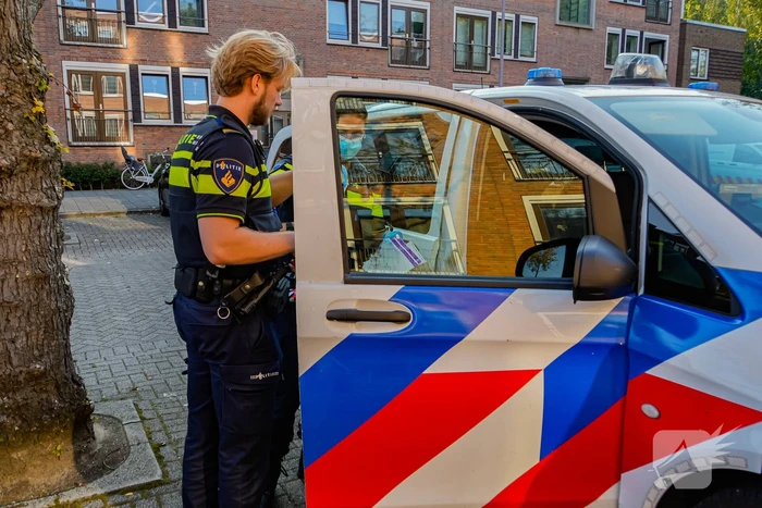 Explosie met vuurwerk zorgt voor veel schade aan portiekdeur