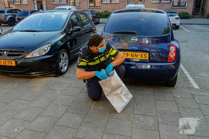 Explosie met vuurwerk zorgt voor veel schade aan portiekdeur