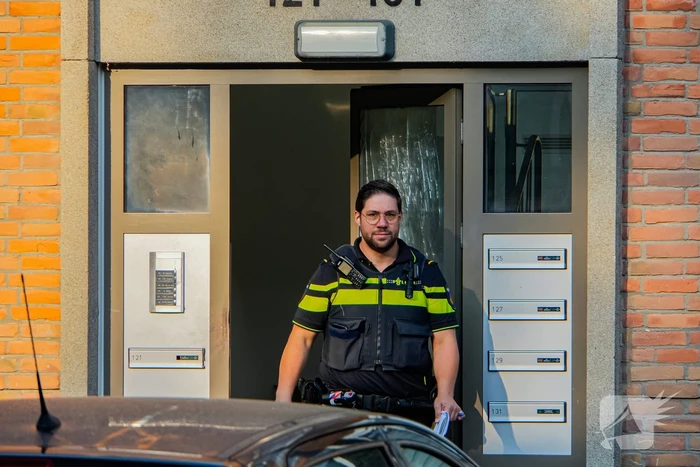 Explosie met vuurwerk zorgt voor veel schade aan portiekdeur