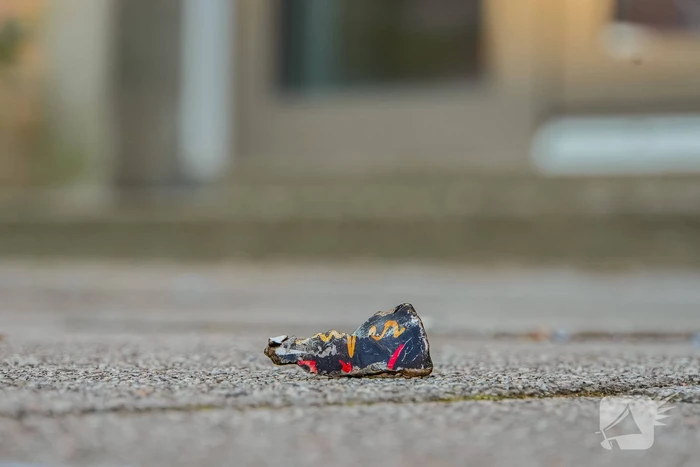 Explosie met vuurwerk zorgt voor veel schade aan portiekdeur