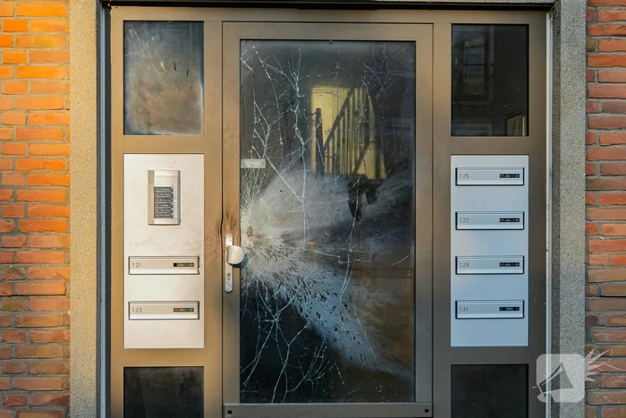 Explosie met vuurwerk zorgt voor veel schade aan portiekdeur
