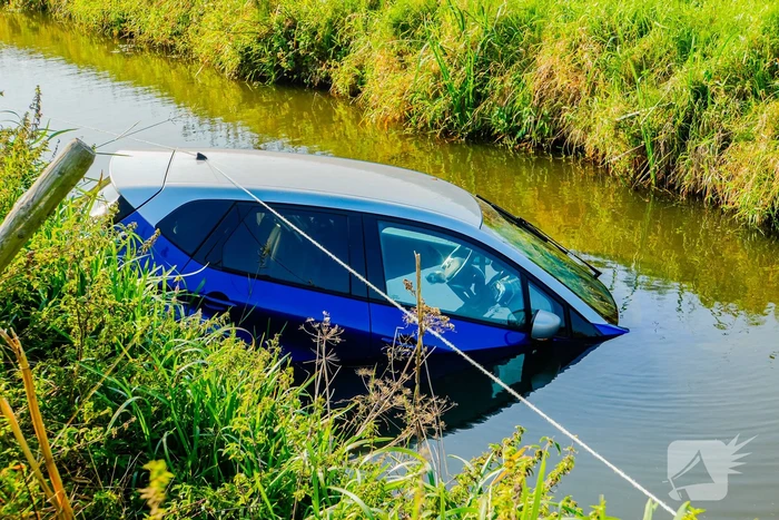 Vergeten handrem eindigt met te watergeraakte auto