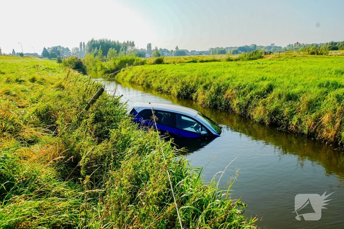 Vergeten handrem eindigt met te watergeraakte auto