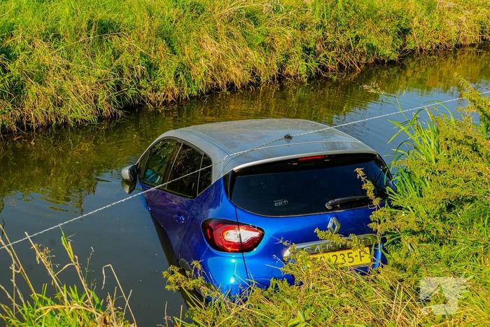 Vergeten handrem eindigt met te watergeraakte auto
