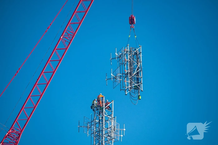 Zendmast verwijdert van Telecomtoren