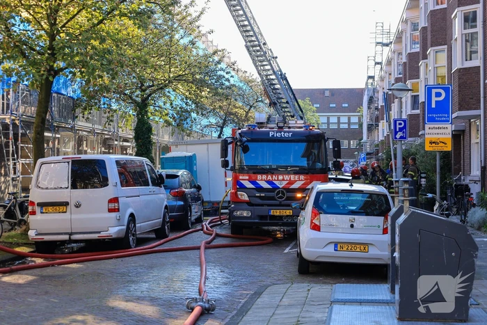 Zwarte rookwolken bij grote brand op dak van woning