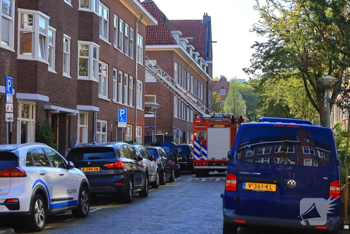 Zwarte rookwolken bij grote brand op dak van woning
