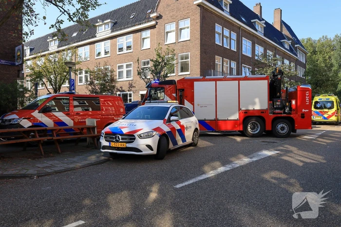 Zwarte rookwolken bij grote brand op dak van woning