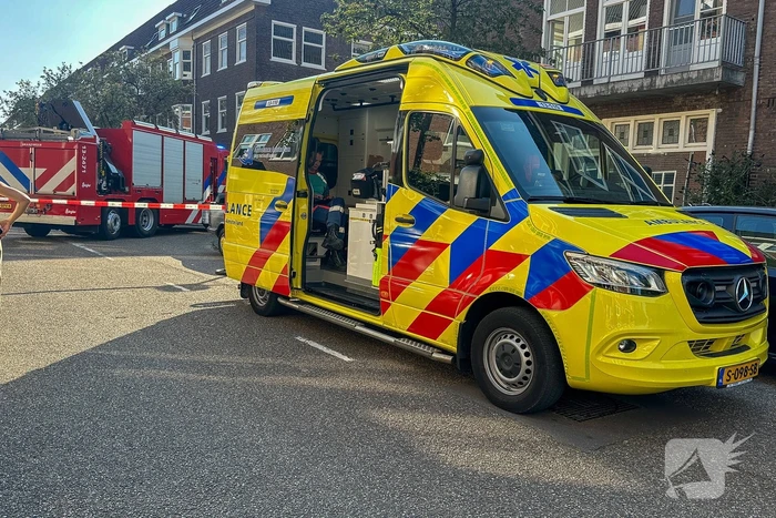 Zwarte rookwolken bij grote brand op dak van woning