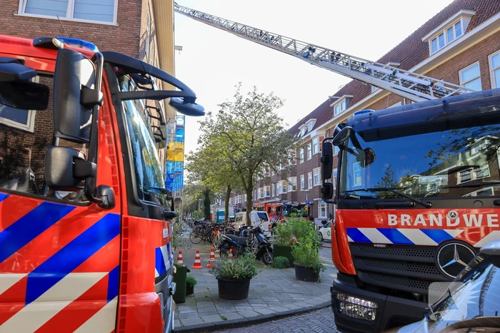 Zwarte rookwolken bij grote brand op dak van woning
