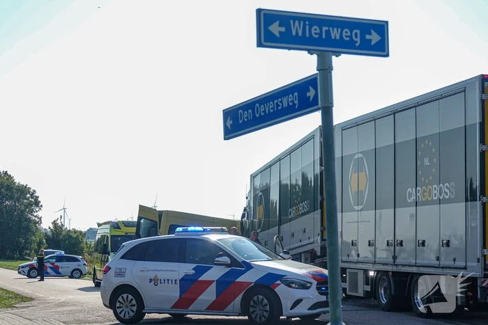 Taxibus zwaar beschadigd na ongeval met vrachtwagen