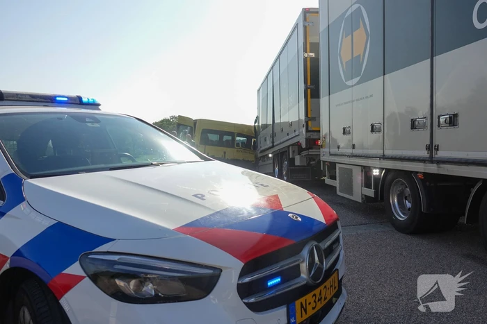 Taxibus zwaar beschadigd na ongeval met vrachtwagen