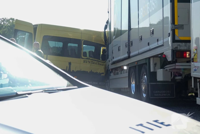 Taxibus zwaar beschadigd na ongeval met vrachtwagen