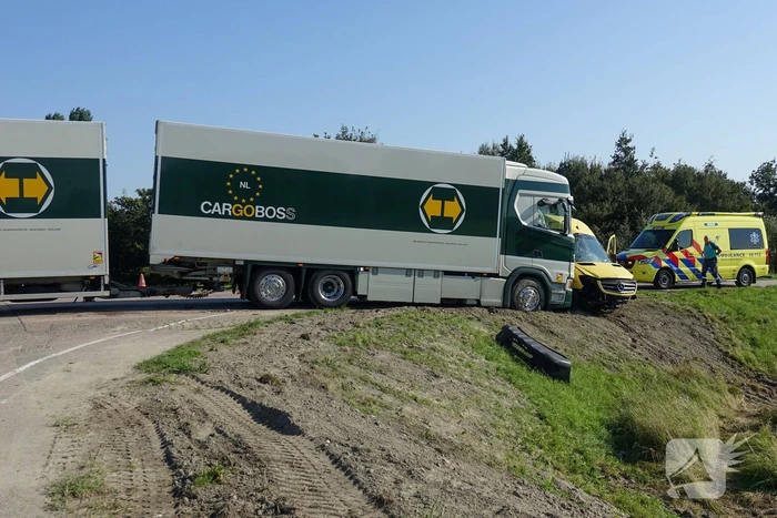 Taxibus zwaar beschadigd na ongeval met vrachtwagen