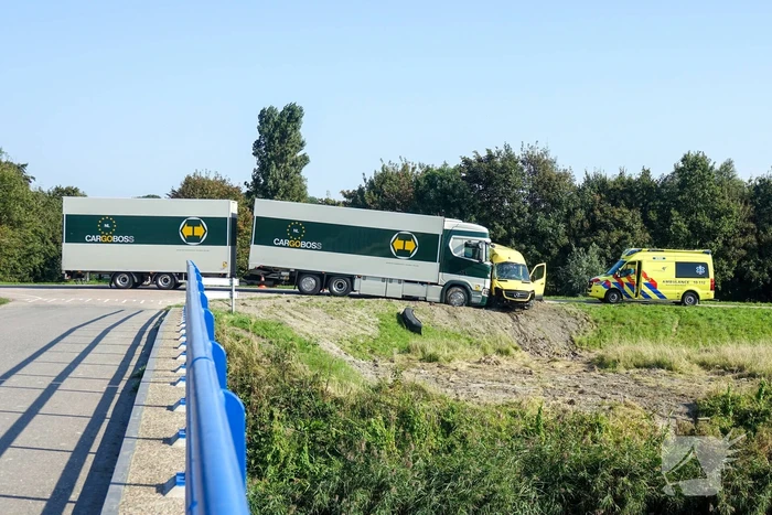 Taxibus zwaar beschadigd na ongeval met vrachtwagen