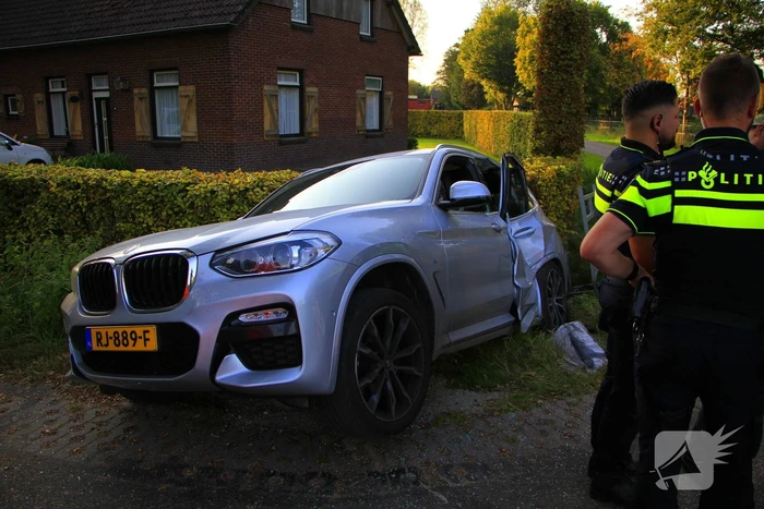 Tractor en automobilist met elkaar in botsing