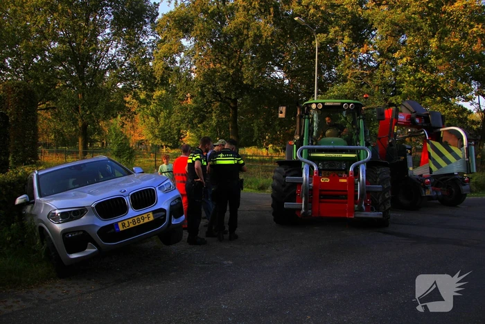 Tractor en automobilist met elkaar in botsing