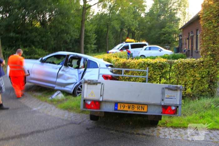 Tractor en automobilist met elkaar in botsing