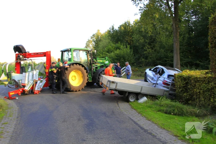 Tractor en automobilist met elkaar in botsing