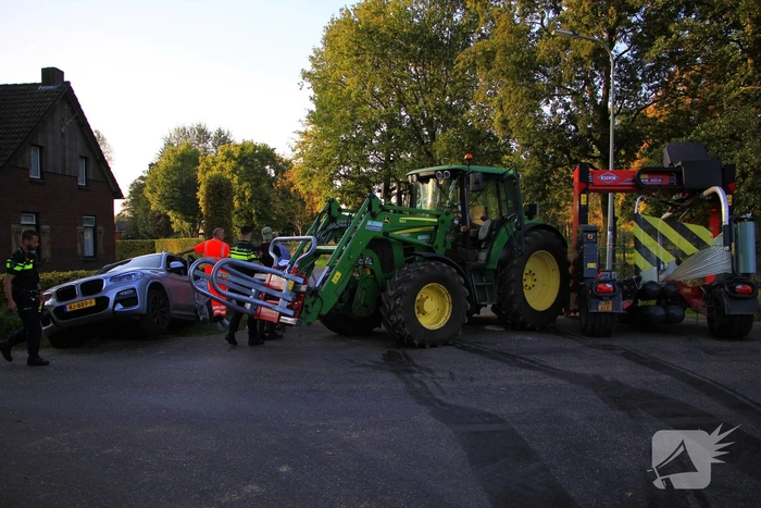 Tractor en automobilist met elkaar in botsing
