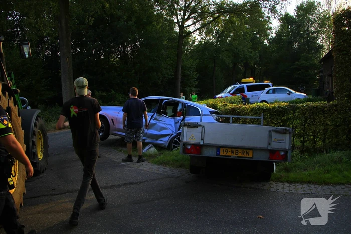 Tractor en automobilist met elkaar in botsing