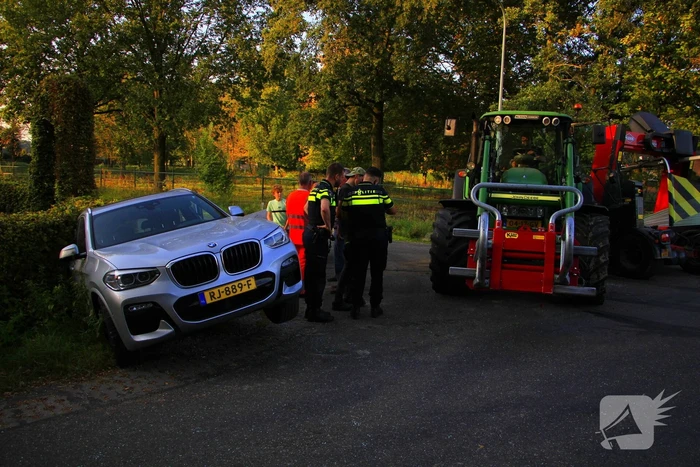 Tractor en automobilist met elkaar in botsing