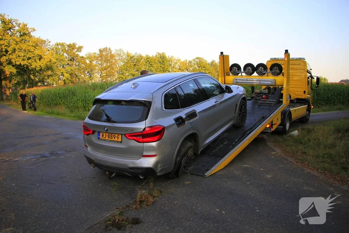 Tractor en automobilist met elkaar in botsing