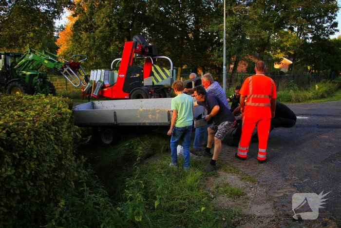 Tractor en automobilist met elkaar in botsing