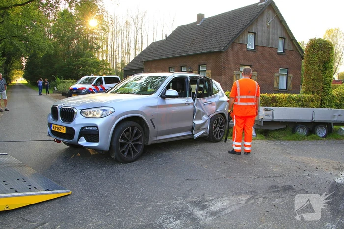 Tractor en automobilist met elkaar in botsing