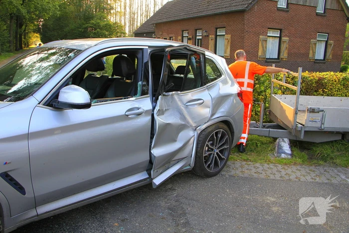 Tractor en automobilist met elkaar in botsing