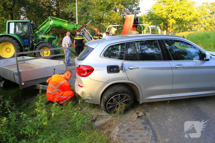 Tractor en automobilist met elkaar in botsing