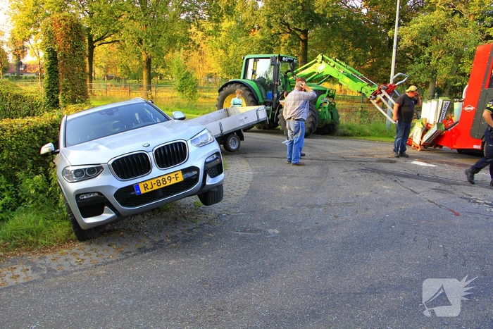 Tractor en automobilist met elkaar in botsing