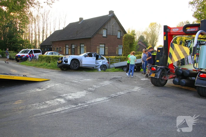 Tractor en automobilist met elkaar in botsing