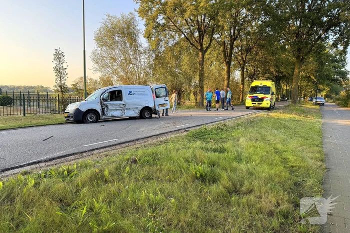 Bestelauto en personenauto botsen op elkaar