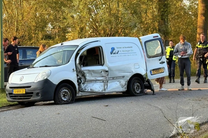 Bestelauto en personenauto botsen op elkaar