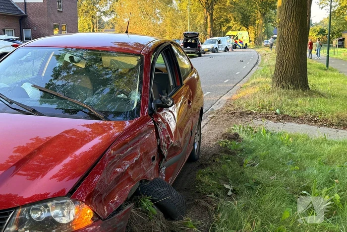 Bestelauto en personenauto botsen op elkaar